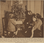870927 Afbeelding van een moeder met drie kinderen bij een kerstboom in een huiskamer op een onbekende locatie, ...